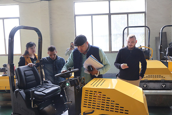 Warmly Welcomes UAE Merchants To Visit Shandong Tiandun For Purchase Pavement Equipment