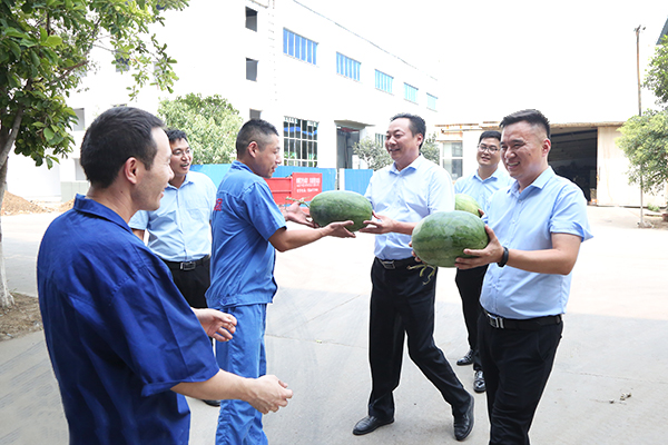 Shandong Tiandun Leaders Express Their Care To The Frontline Employees In Production Workshop